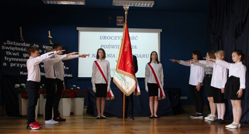 Dubica: Wielkie wydarzenie w Niepublicznej Szkole Podstawowej w Dubicy - Nadanie sztandaru i niezapomniane uroczystości