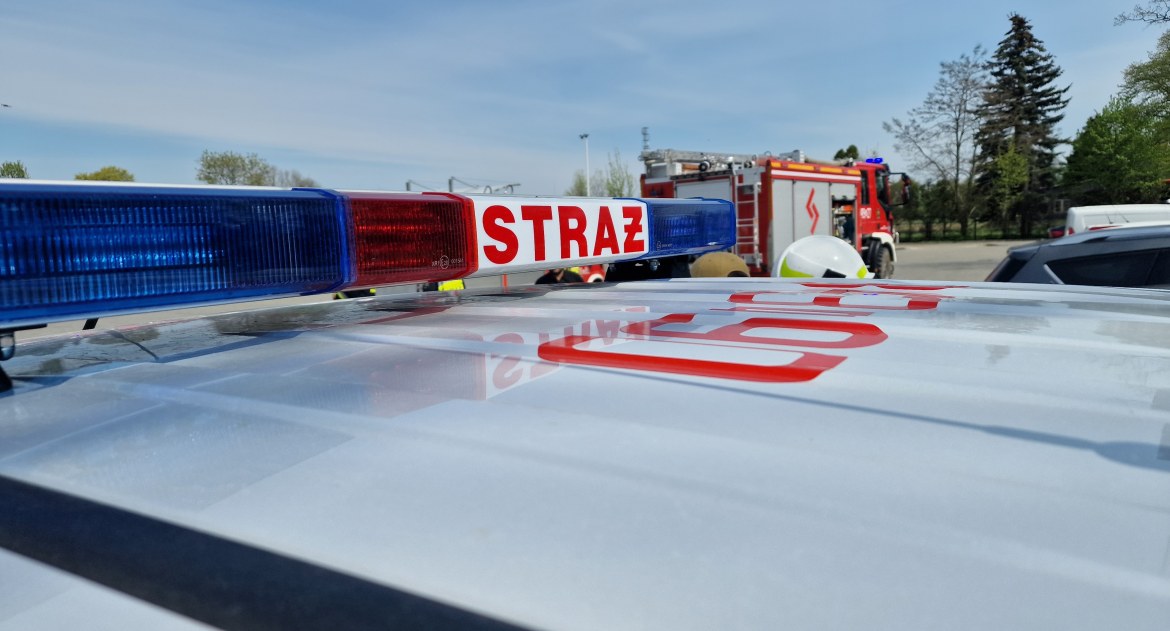 Biała Podlaska: Prawie 40 strażaków gasiło pożar hali. Budynek częściowo zawalił się