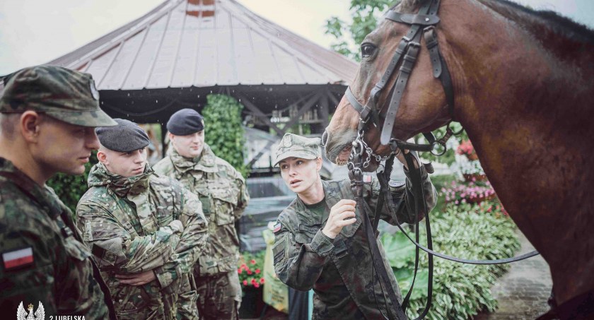 Powiat bialski: Graniczne patrole w siodle. Brytyjska kawaleria szkoliła WOT