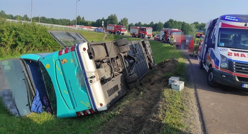 Terespol: Autokar wywrócił się na DK2. W sumie 28 osób rannych