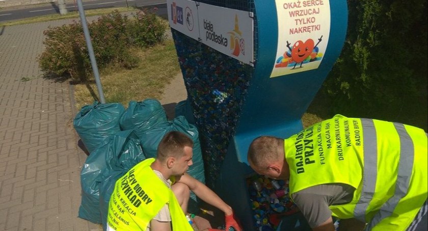 Biała Podlaska: Nakrętki trafiły do bialskiej fundacji 