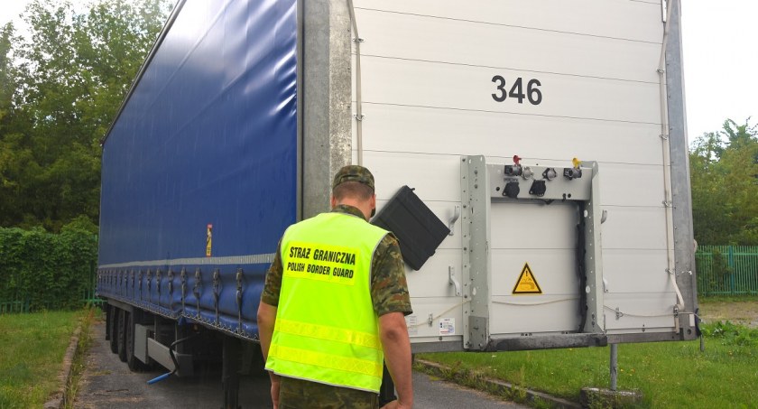 Gmina Terespol: Naczepa była skradziona na wyspach. Odzyskali ją w Kukurykach 