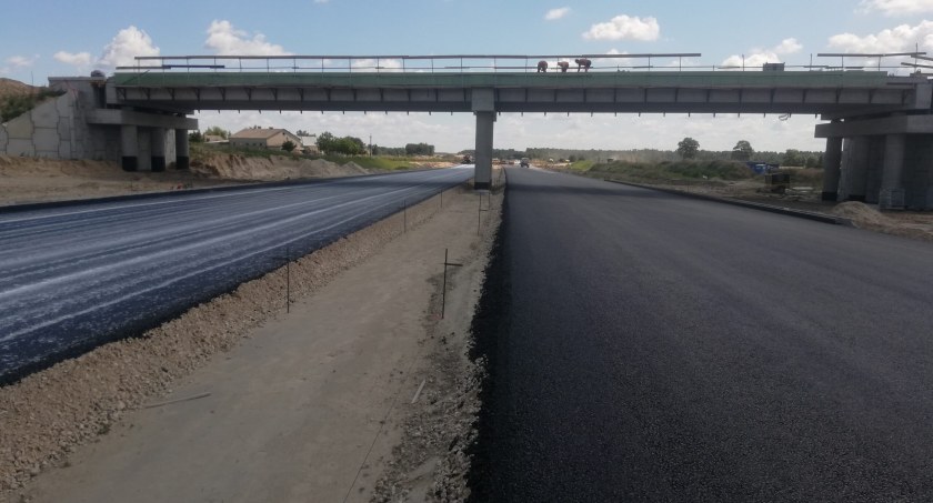 Powiat bialski: Autostrada w budowie. Jest już część nawierzchni i kolejne wiadukty