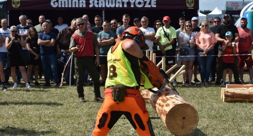 Sławatycze: W ruch poszły siekiery i piły. Zawody drwali