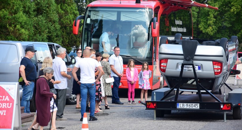 Biała Podlaska: Poświęcili pojazdy i zbierali krew przy kościele