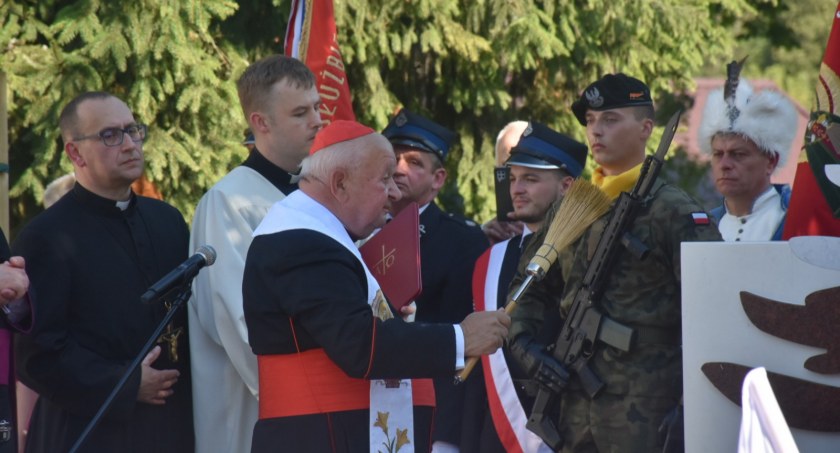 Kardynał Dziwisz poświęcił pomnik zwycięskiej Bitwy o Kodeń