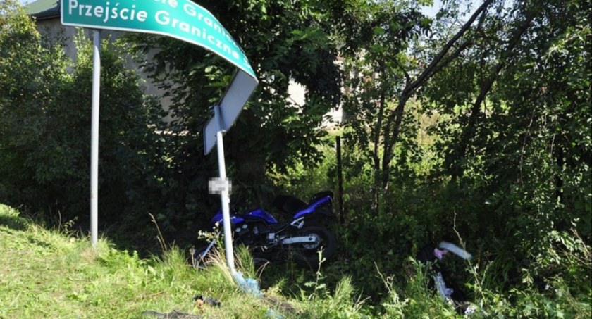 Gmina Piszczac: Zjechał motocyklem do rowu i uderzył w znak. Trafił do szpitala