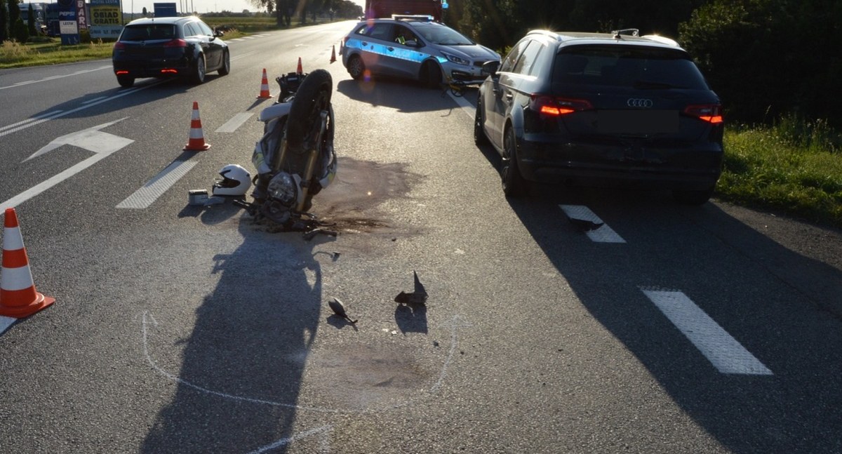 Gmina Zalesie: Motocyklista na BMW uderza w tylne nadwozie Audi - wypadek w Lachówce Dużej. Kierowca motocykla trafił do szpitala.