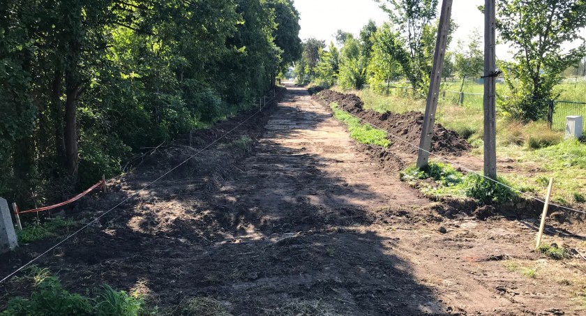 Rozpoczęła się budowa nowych dróg gminnych w Łomazach. Utrudnienia z przejazdem