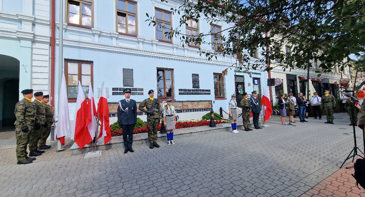 Biała Podlaska: Zatańczyli na dechach amfiteatru. Zabawa przy hitach muzycznych [ZDJĘCIA]