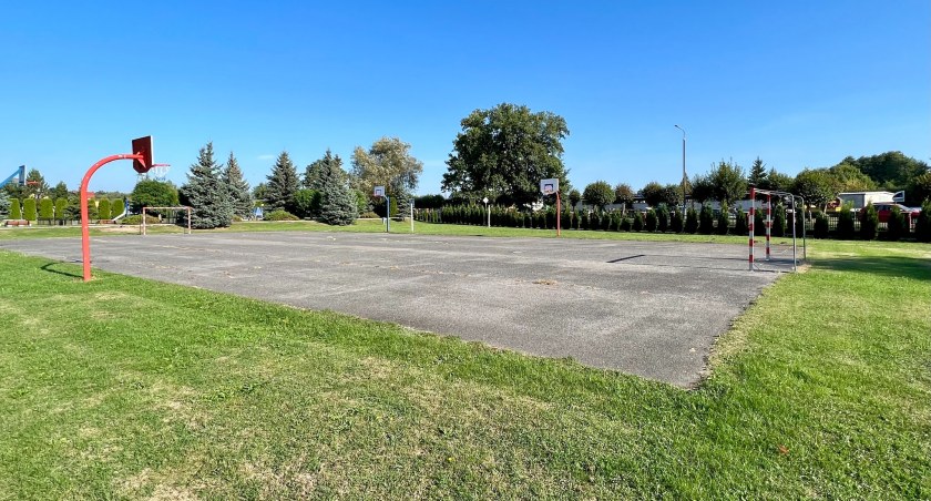 Leśna Podlaska: Wymienią nawierzchnię boiska, powstanie parking oraz odtworzą zabytkowy parkan. Wójt chwali się pozyskanym dofinansowaniem