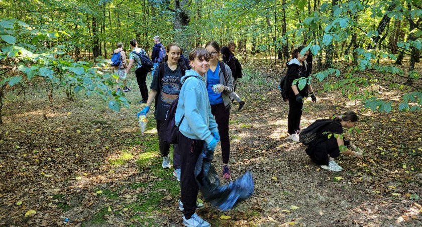Zalesie: Środowisko na pierwszym miejscu - uczniowie sprzątają lasy w ramach kampanii Clean up the World