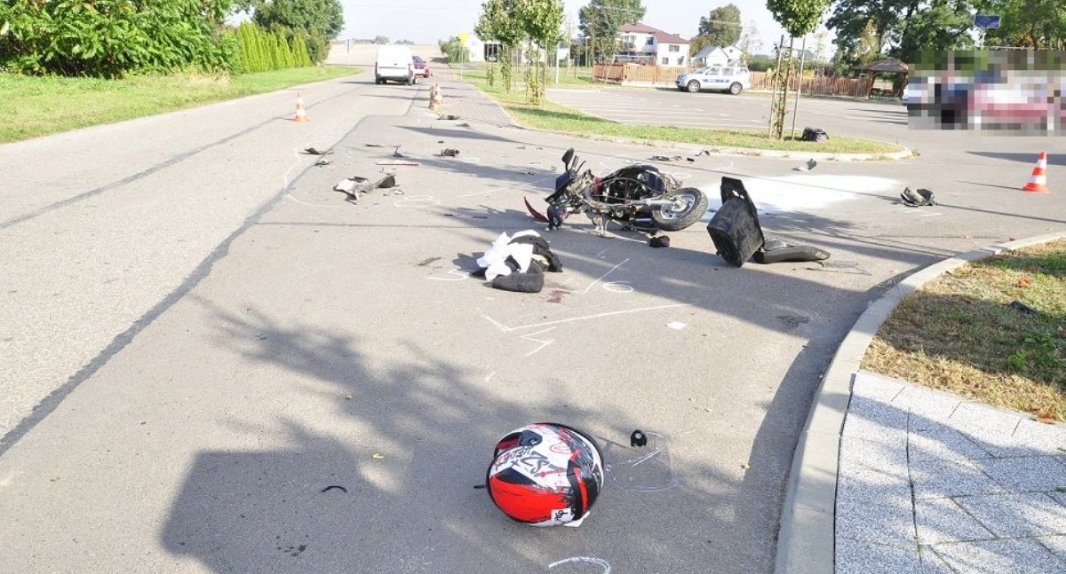Gmina Konstantynów: 14-latek jadący motorowerem wyjechał wprost pod Opla. Trafił do szpitala