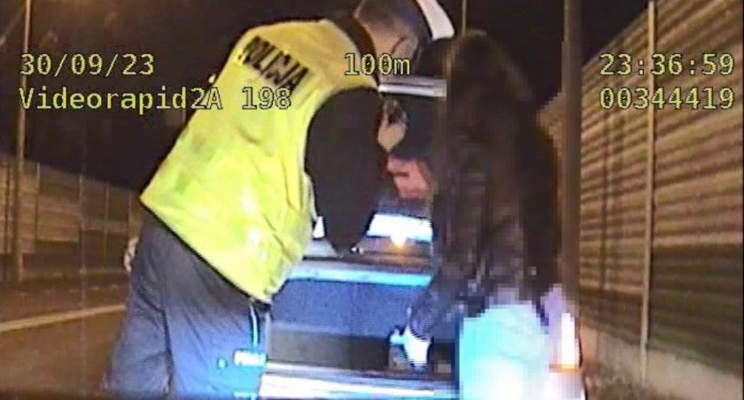 Biała Podlaska: Policja karała dziesiątki kierowców za wykroczenia. Rekordzista generował ponad 120dB hałasu.