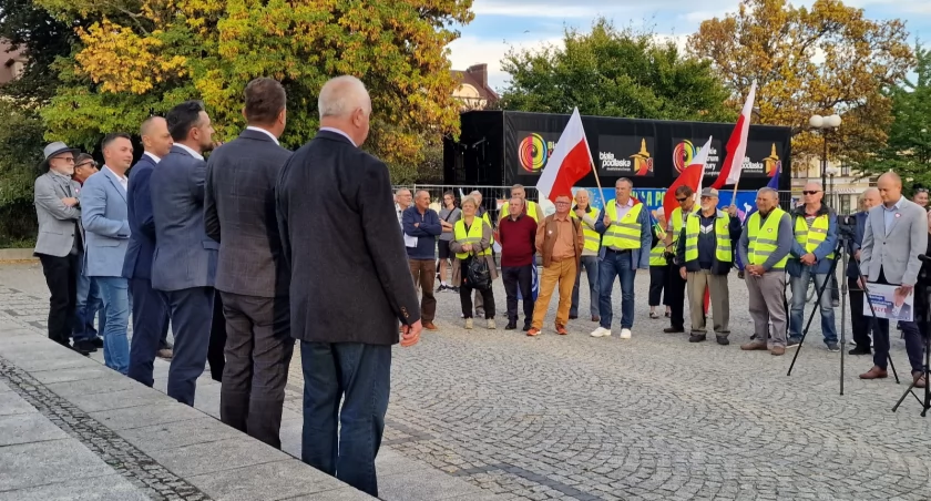 WYBORY 2023: Biała Podlaska: Udzielił się im Marsz Miliona Serc. Zgromadzili wyborców na placu Wolności 