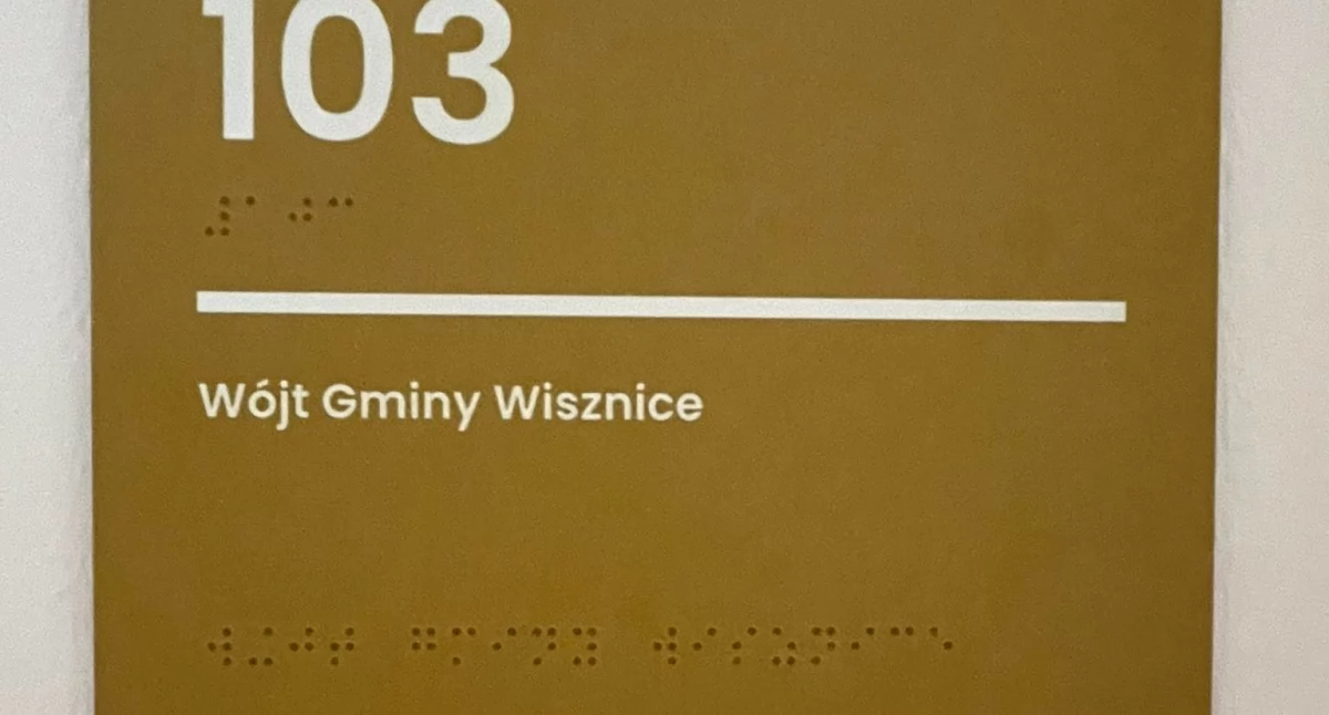 Wisznice: Gmina przyjazna dla niewidomych i niedowidzących. Alfabet brajla na tabliczka i zamontowana winda