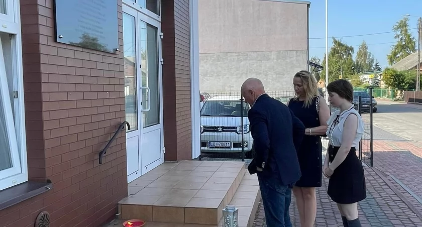 Wisznice: Złożyli kwiaty 81. lat po likwidacji getta. Przed tablicą pamiątkową stanął syn. ocalonej 