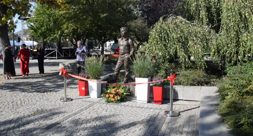 Biała Podlaska: Roman Kłosowski wrócił do miasta urodzenia. Stanął na placu Wolności