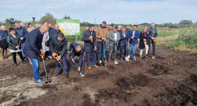Biała Podlaska: Wykonawca przejął plac budowy. Pierwsze szpadle wbite pod budowę przedłużenia ulicy Artyleryjskiej i mostu na Krznie