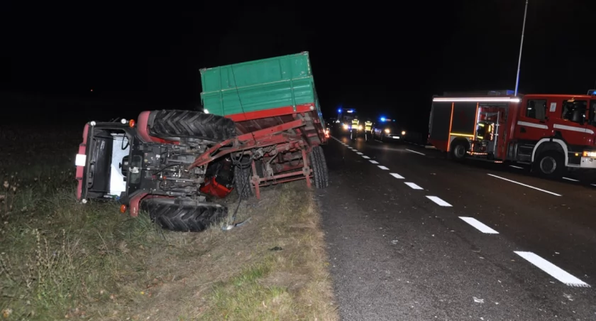 Gmina Międzyrzec Podlaski: Próbował wyprzedzać ciągnik rolniczy, zderzył się z ciężarówka. Zderzenie na drodze krajowej nr 2