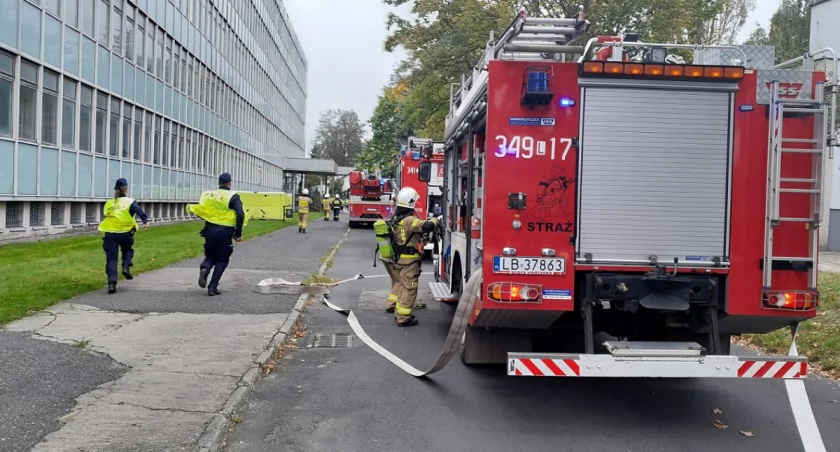 Biała Podlaska: Pożar i kradzież w budynku urzędu starostwa. Strażacy i policjanci ćwiczyli przy ul. Brzeskiej