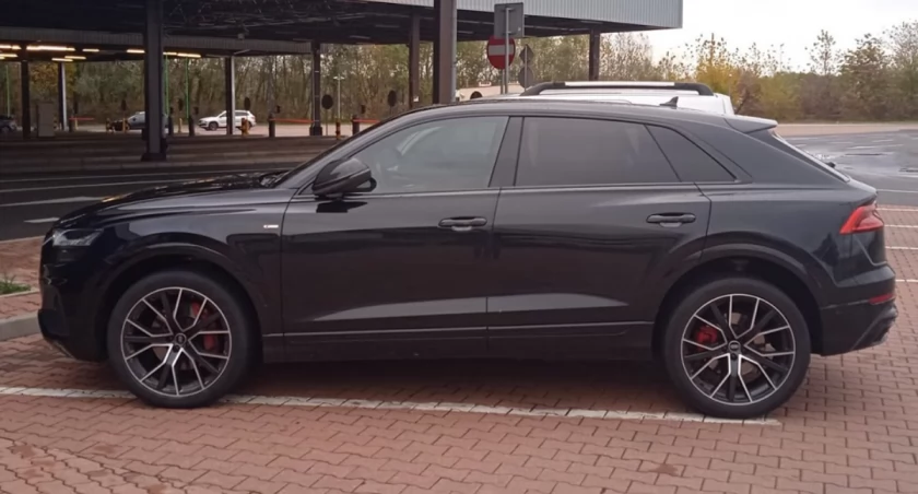 Terespol: Jechali kradzionym Audi Q8. Jeden z nich miał podrobione prawo jazdy
