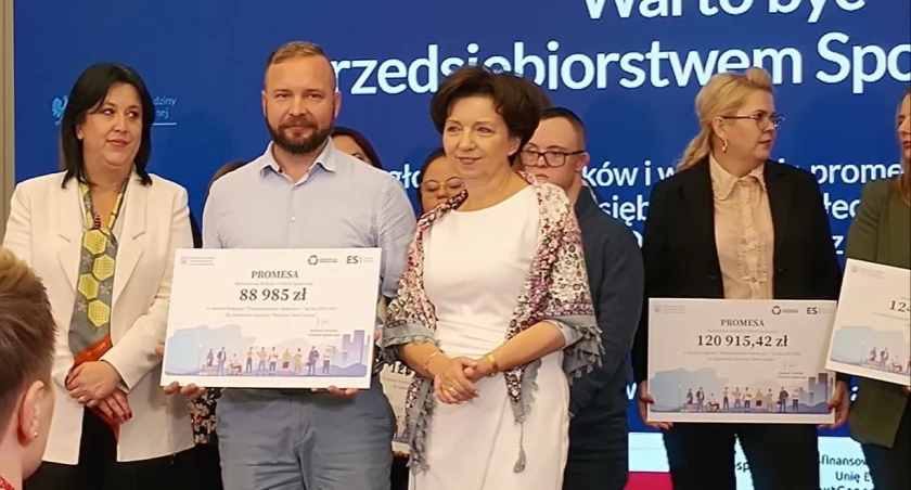 Gmina Tuczna: Spółdzielnie socjalne otrzymały duże dofinansowanie na rozwój. Promesy wręczyła minister 
