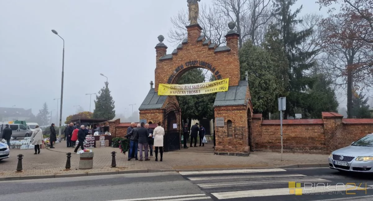 Biała Podlaska: Zmieniają organizację ruchu przy cmentarzach. Parkujmy w wyznaczonych miejscach by upłynnić ruch