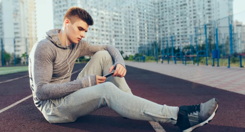 Na co zwrócić uwagę przy wyborze szarych dresów męskich? Podpowiadamy!