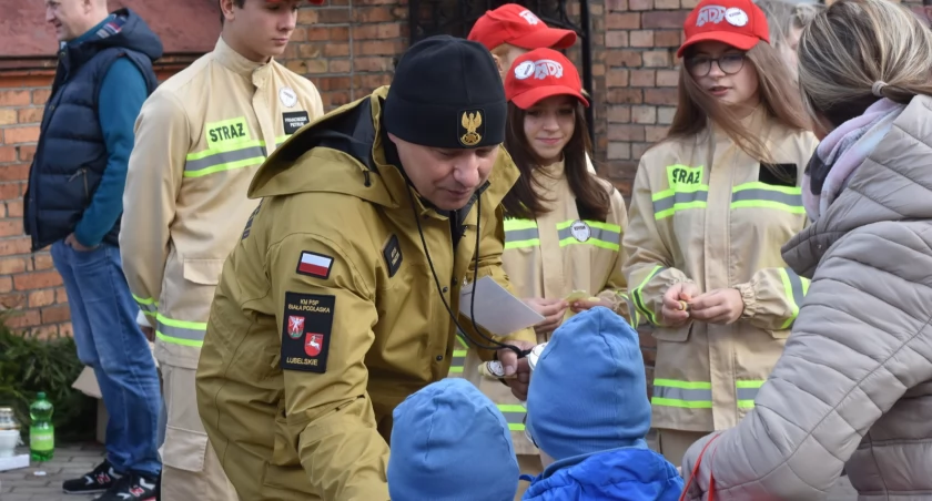 Biała Podlaska: Kwesta na odnowienie grobu strażaka. Zbierają fundusze na cmentarzu