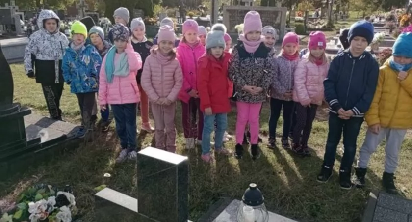 Gmina Biała Podlaska: Uczniowie z Hruda uczcili zmarłych na cmentarzu parafialnym - ich gest porusza i wzrusza