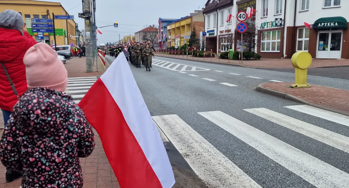 Wisznice: Zbiórka pocztów sztandarowych, przemarsz przed pomnik, przemówienia i koncert pieśni patriotycznych. Narodowe Święto Niepodległości 