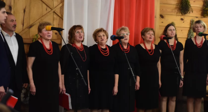 Gmina Biała Podlaska: Porywający Wieczór Patriotyczny z muzyką i śpiewem w Perkowicach.  Wzruszający występ zespołów Kalina i Barwinek