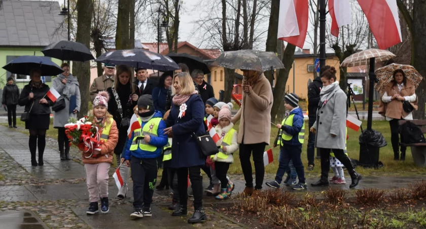 Narodowe Święto Niepodległości w Kodniu: Uroczyste obchody, pieśni patriotyczne i wyjątkowa wystawa fotograficzna
