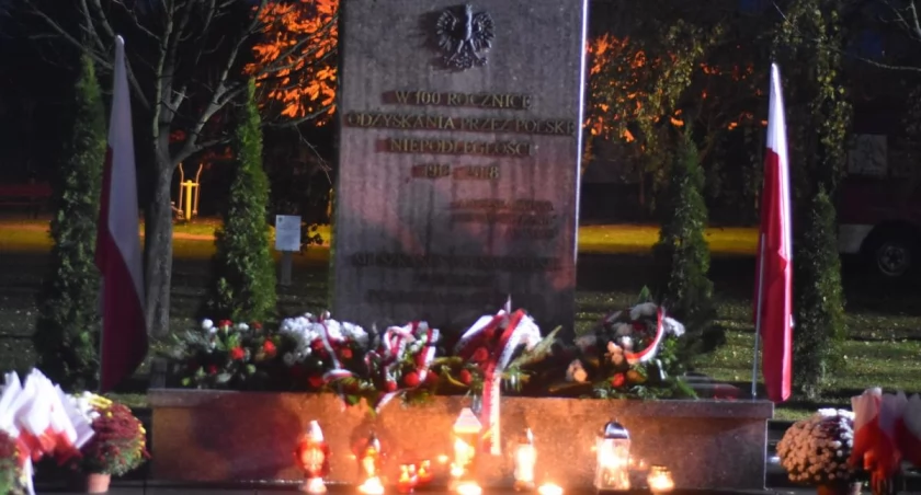 Złożyli kwiaty i uczestniczyli we wspólnym śpiewaniu pieśni patriotycznych. Narodowe Święto Niepodległości w Zalesiu