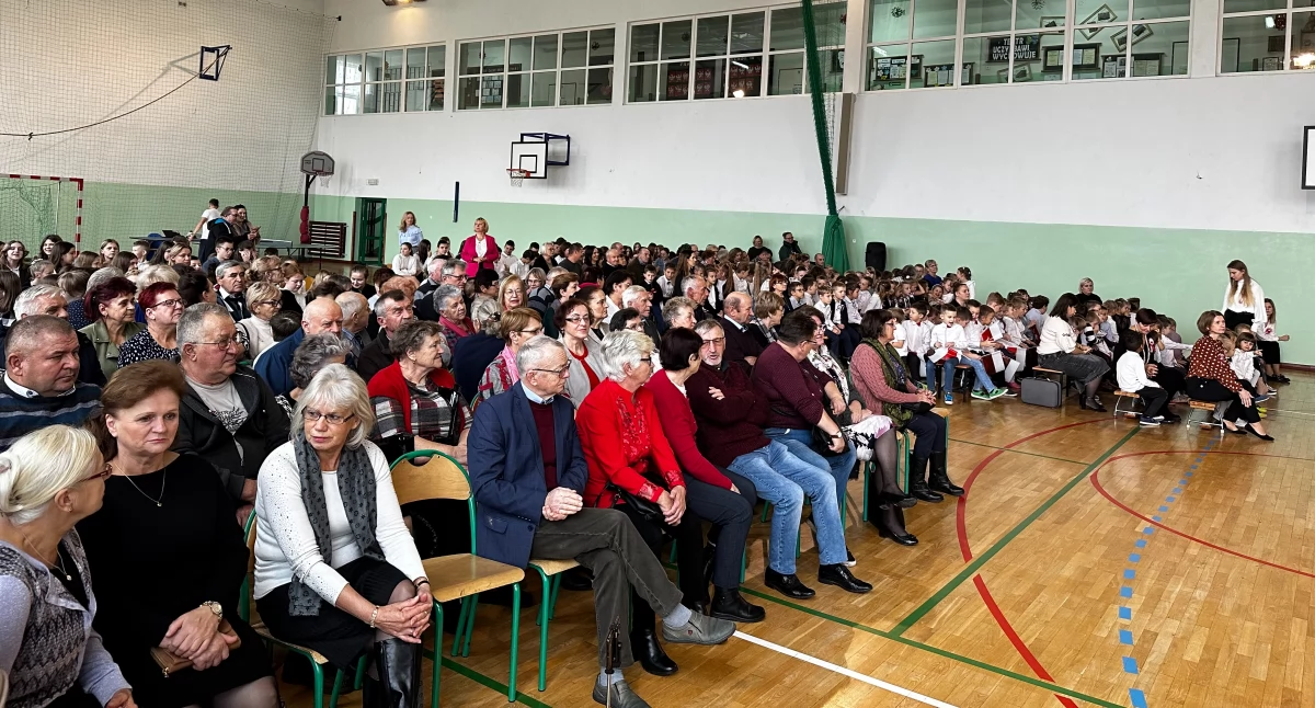 Gmina Zalesie: Międzypokoleniowe spotkanie w szkole - relacja z uroczystości Ogólnopolskiego Dnia Seniora pod hasłem „Niepodległa Seniorom” 