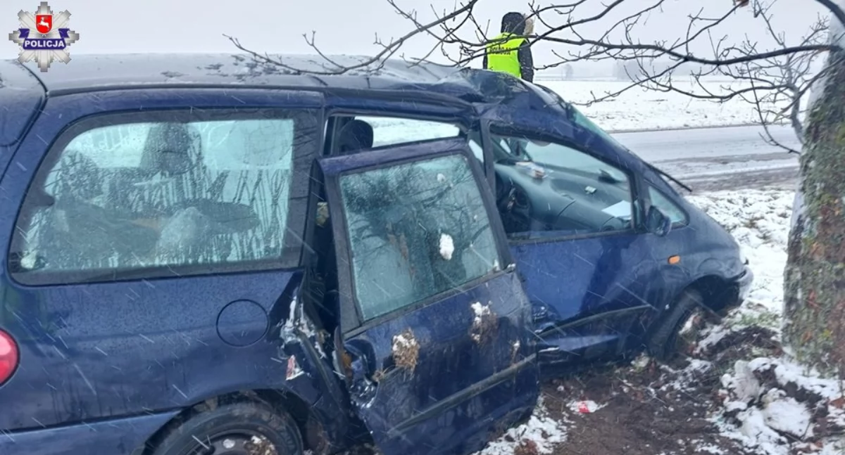 Gmina Kodeń: Samochód uderzył w drzewo na drodze wojewódzkiej w Okczynie. Pasażer trafił do szpitala