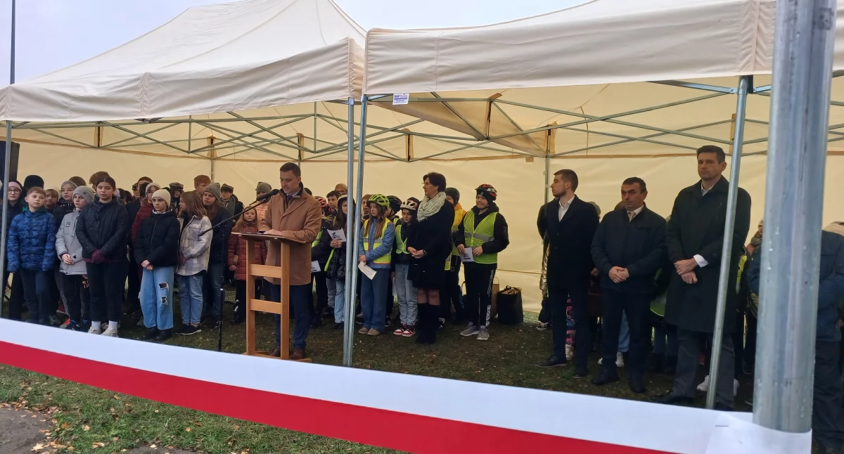 Gmina Łomazy: Otwarcie drugiego życia dawnego boiska koszykarskiego! Atrakcyjny projekt, dofinansowany z Unii Europejskiej, przekształcił miejsce w nowoczesne centrum ruchu drogowego
