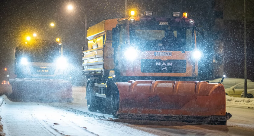 Biała Podlaska: Akcja Zima na drogach! Odśnieżanie trwa. Uważaj na zmienne warunki drogowe!