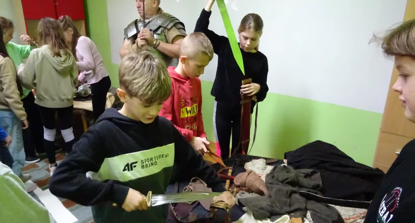 Gmina Biała Podlaska: Odkryli życie w rzymskim obozie z grupą rekonstrukcyjną Legio XXI Rapax - spotkanie uczniów z niezwykłymi legionistami