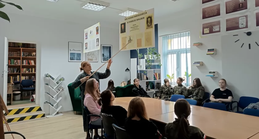 Gmina Wisznice: Odkryj fascynujące życie i twórczość Adama Naruszewicza - wystawa w czytelni to niezapomniane doświadczenie dla miłośników literatury i historii [ZDJĘCIA}
