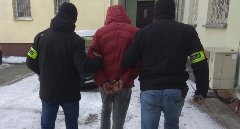 Biała Podlaska: Był poszukiwany za kradzieże. Kryminalni zatrzymali go w pociągu 