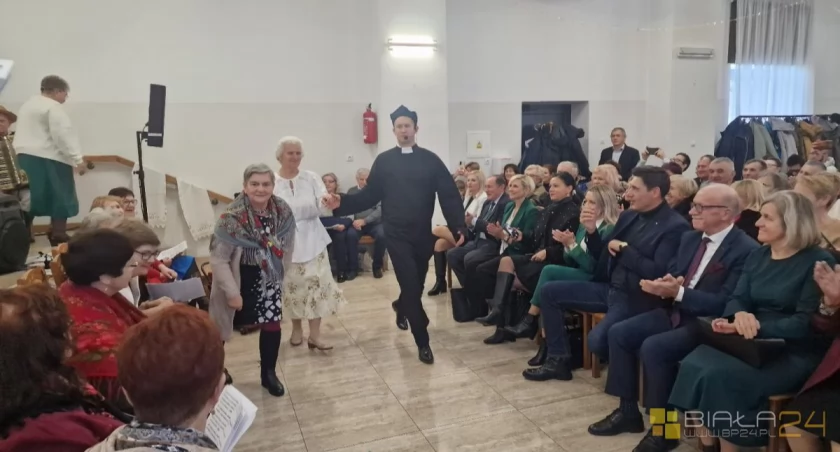 Niezwykły spektakl w wykonaniu seniorów. Pokazali Wesele w Kozieradach [ZDJĘCIA]