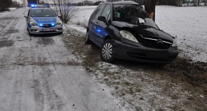 Gmina Międzyrzec Podlaski: Wypadek w Rzeczycy! Kierująca straciła panowanie nad autem i uderzyła w drzewo. 19-latka trafiła do szpitala