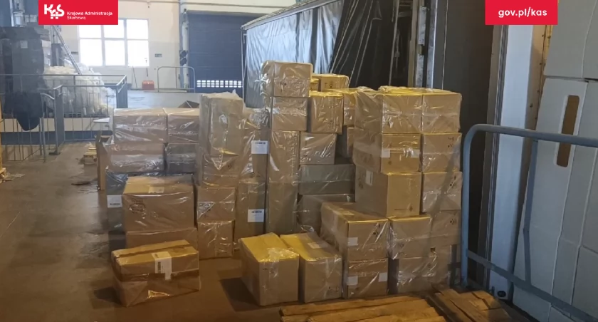 Gmina Terespol: Nielegalny ładunek w ciszy – 100 760 paczek papierosów ukrytych w ciężarówce.