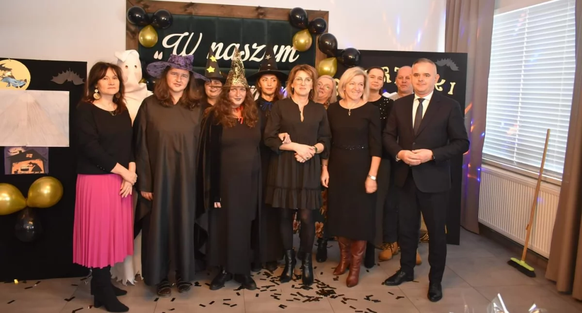 Powiat bialski: Wizyta starosty w Domu Pomocy Społecznej: inwestycje i plany na przyszłość. Mieszkańcy zachwyceni pokazem andrzejkowym