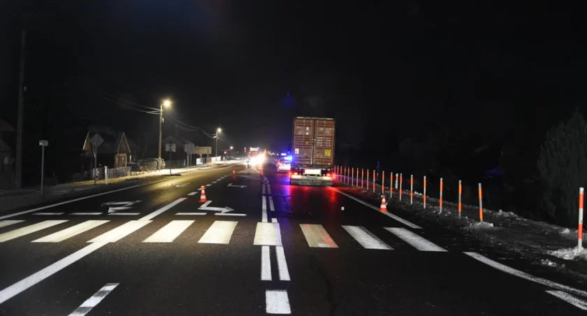 Gmina Międzyrzec Podlaski: Poważny wypadek w miejscowości Żabce: Ciężarówka potrąciła przechodzącego. Policja apeluje o rozwagę na drodze.
