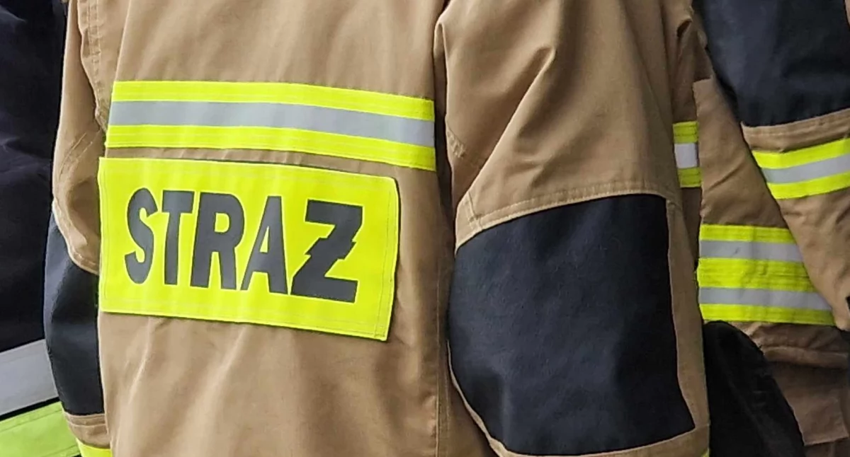 Biała Podlaska: Strażacy interweniowali na terenie jednostki wojskowej. Hala namiotowa groziła zawaleniem 