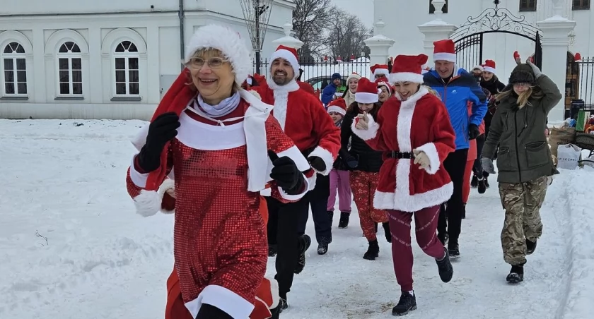 Mikołaje pobiegli po parku Radziwiłłowskim [ZDJĘCIA}