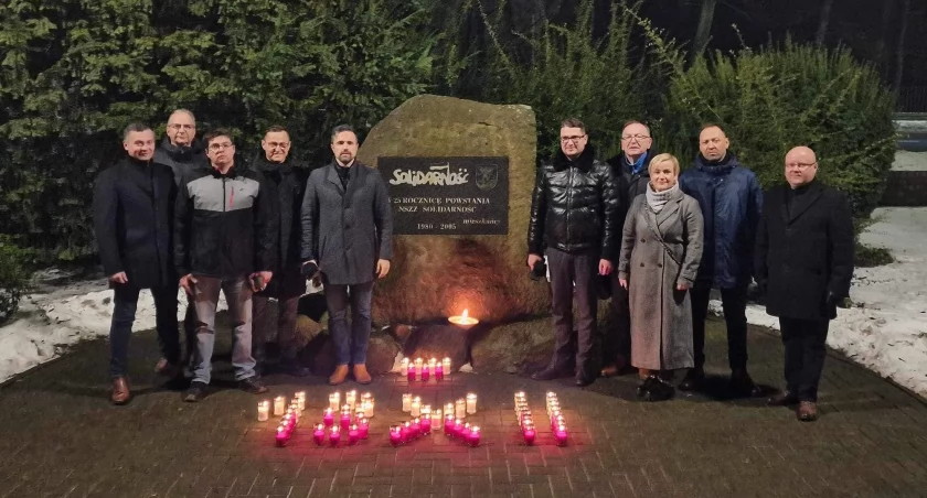 Biała Podlaska: Młodzi Demokraci pamiętają o rocznicy stanu wojennego. O północy spotkali się przy pomniku Solidarności